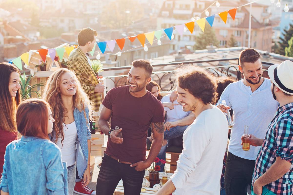 Idée animation soirée entreprise : 10 concepts qui cartonnent